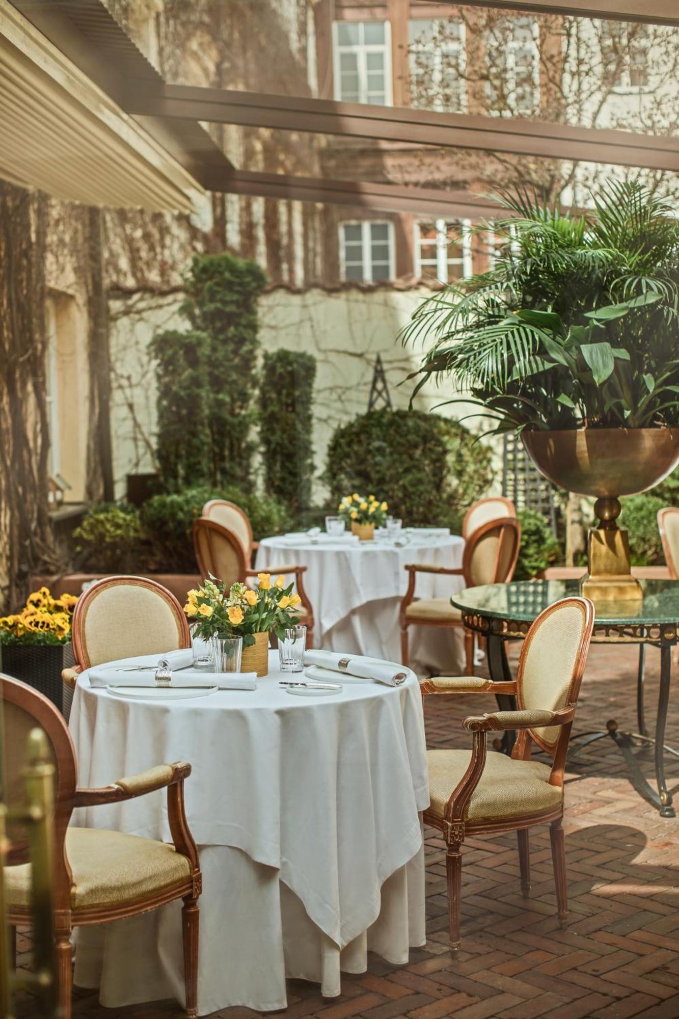 Stikliai Hotel - Relais & Chateaux VNO Kültér fotó The hotel's courtyard