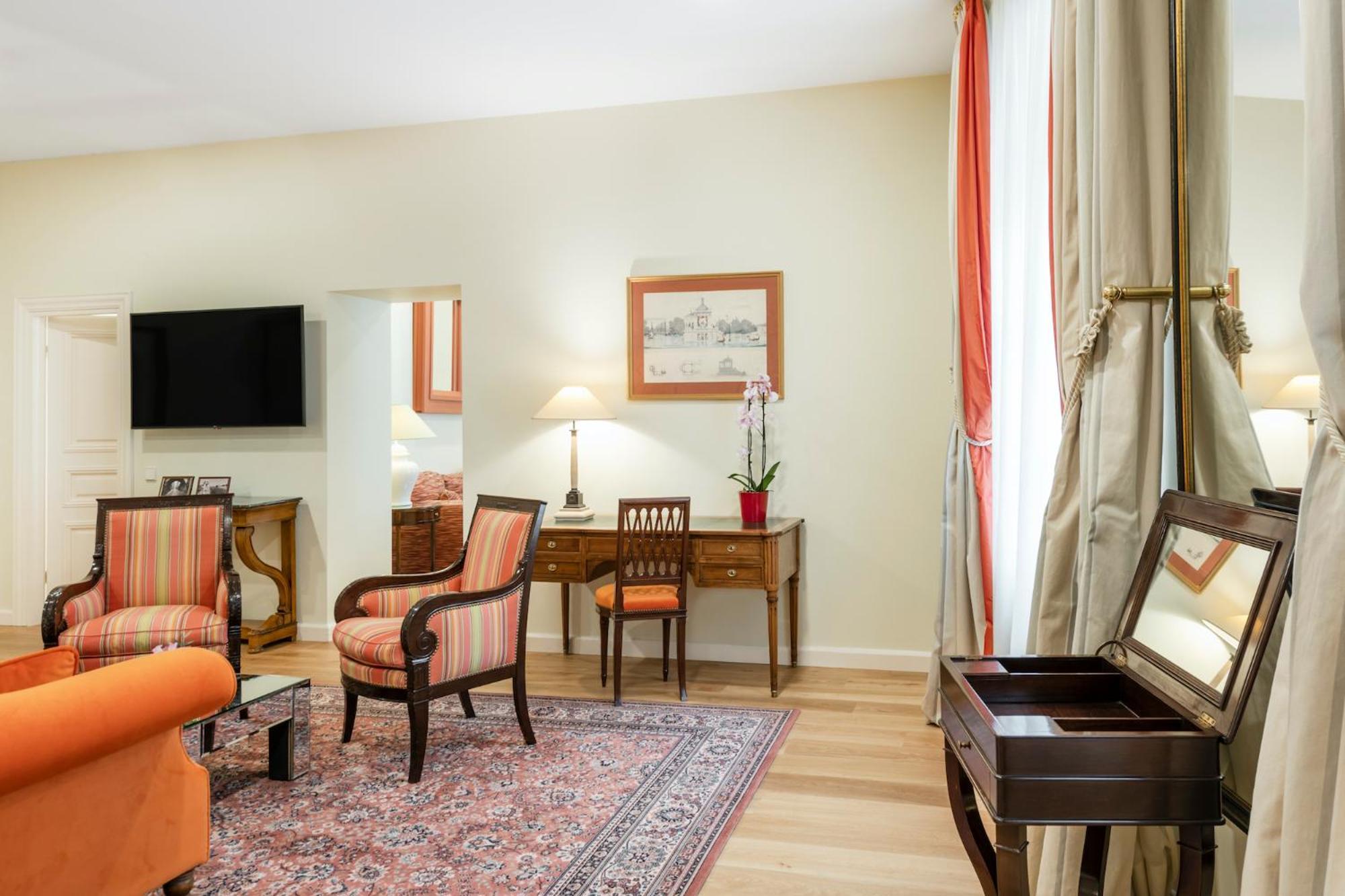 Stikliai Hotel - Relais & Chateaux VNO Kültér fotó A suite at the Hotel de Crillon