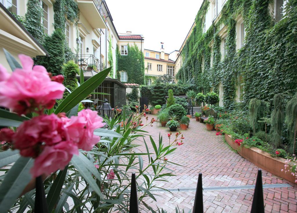 Stikliai Hotel - Relais & Chateaux VNO Kültér fotó The courtyard of the hotel