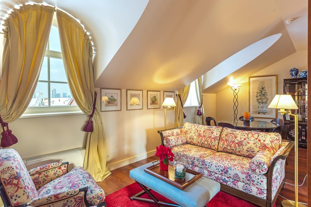 Stikliai Hotel - Relais & Chateaux VNO Kültér fotó A suite at the Hotel de Crillon