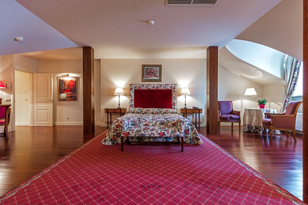 Stikliai Hotel - Relais & Chateaux VNO Kültér fotó A suite at the Hotel de Ville